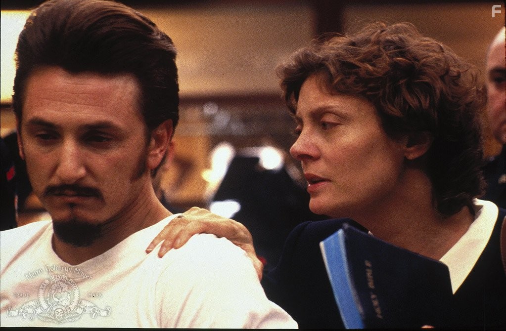 Susan Sarandon and Sean Penn in Мертвец идет (1995)
