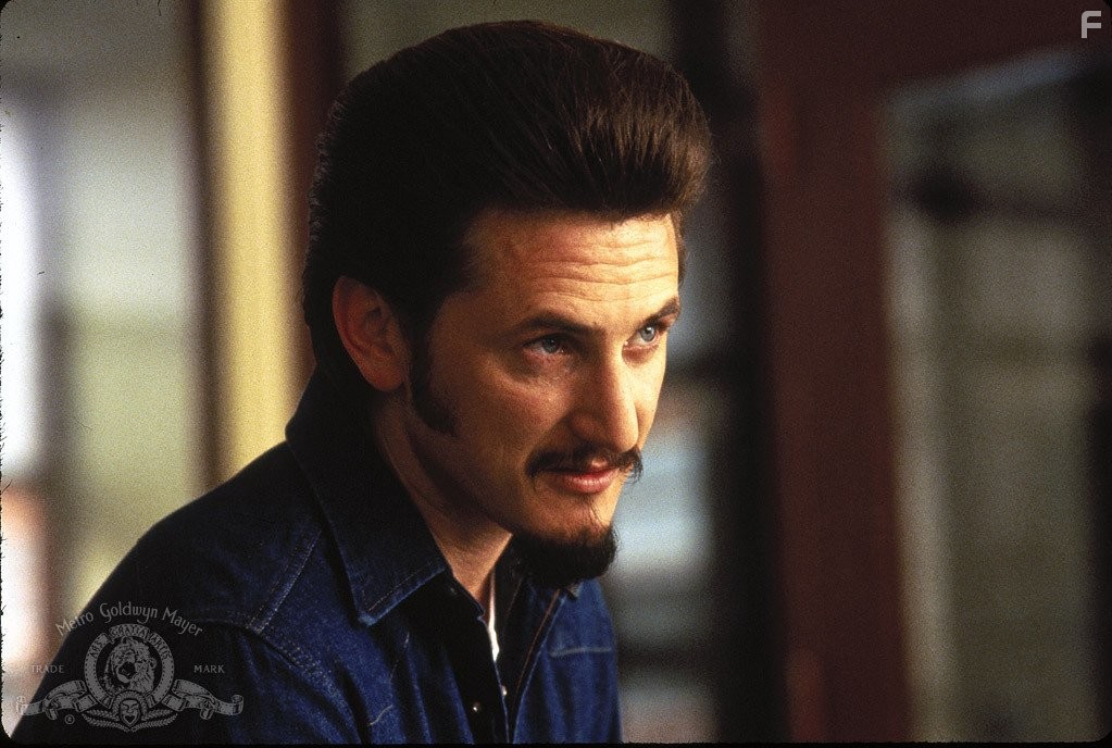 Sean Penn in Мертвец идет (1995)