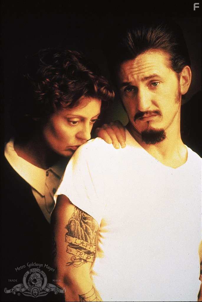 Susan Sarandon and Sean Penn in Мертвец идет (1995)