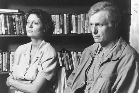 Susan Sarandon and Raymond J. Barry in Мертвец идет (1995)