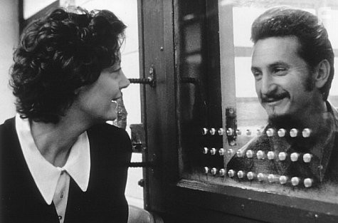 Susan Sarandon and Sean Penn in Мертвец идет (1995)