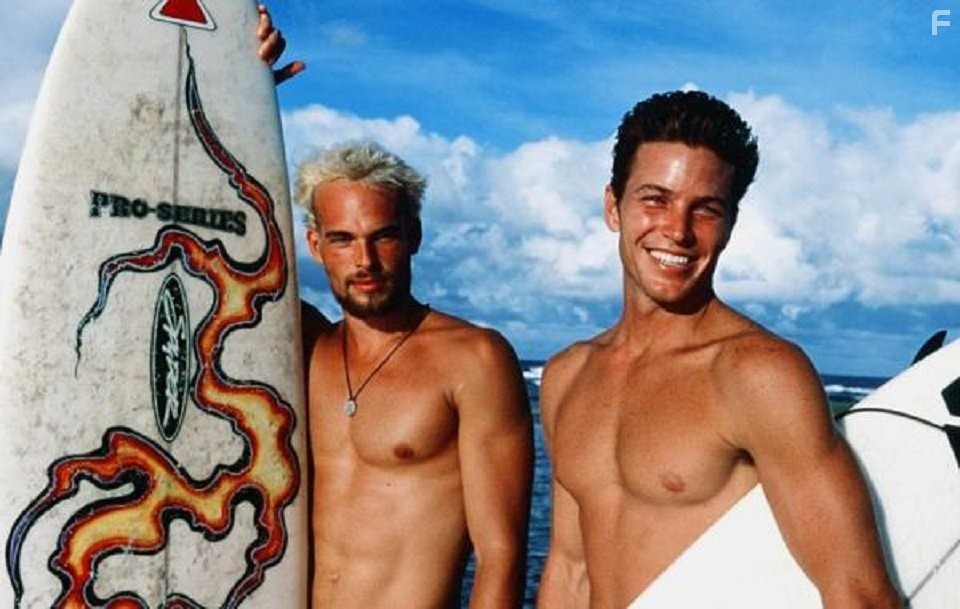 Joel West and Dax Miller in Кровавый серфинг (2000)