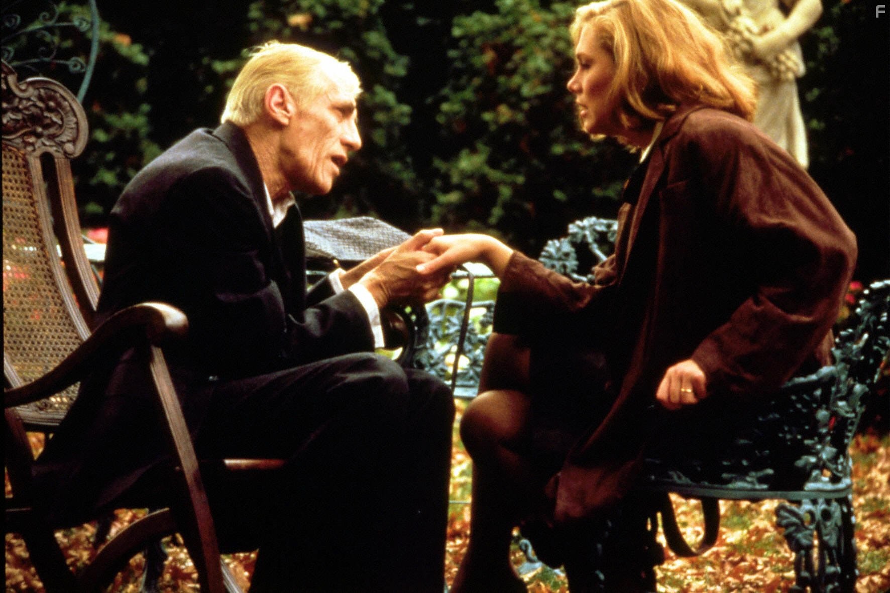 Kathleen Turner and William Hickey in Честь семьи Прицци (1985)