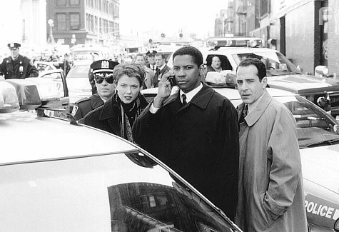 Denzel Washington, Annette Bening, and Tony Shalhoub in Осада (1998)