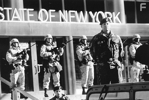 Bruce Willis in Осада (1998)