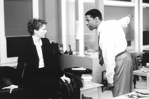 Denzel Washington and Annette Bening in Осада (1998)