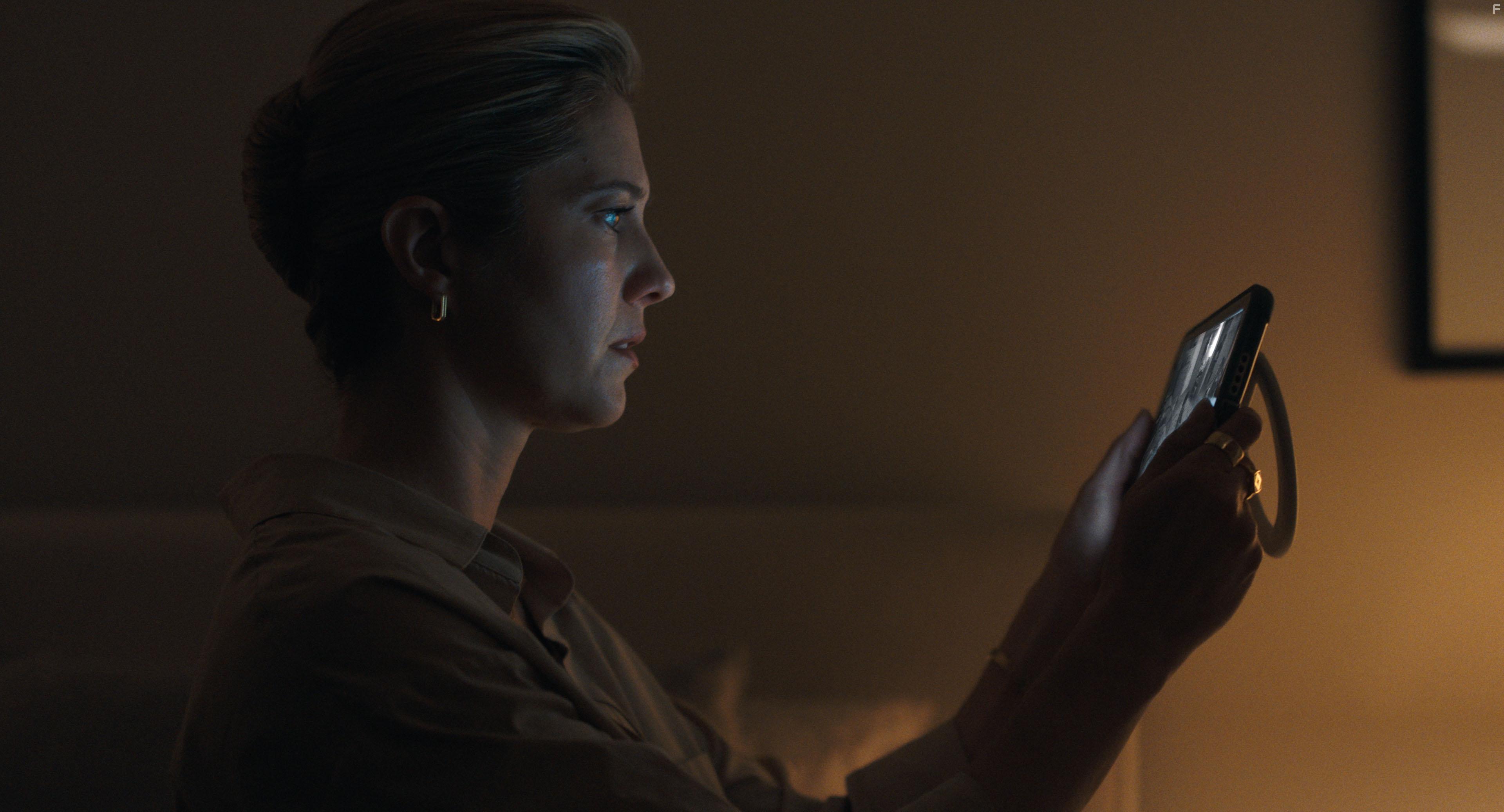 Рука, качающая колыбель #1