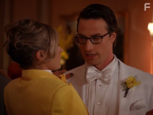 Nate Smith and Eliza Coupe in Счастливый конец (2011)