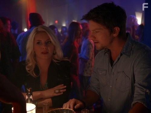 Elisha Cuthbert and Zachary Knighton in Счастливый конец (2011)