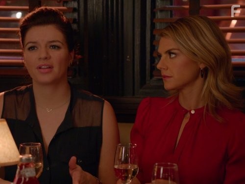 Casey Wilson and Eliza Coupe in Счастливый конец (2011)