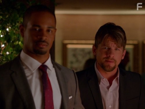 Zachary Knighton and Damon Wayans Jr. in Счастливый конец (2011)