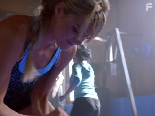 Eliza Coupe in Счастливый конец (2011)