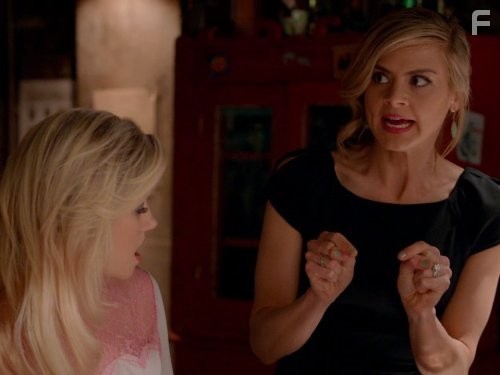 Elisha Cuthbert and Eliza Coupe in Счастливый конец (2011)