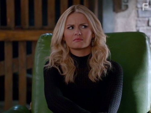 Elisha Cuthbert in Счастливый конец (2011)