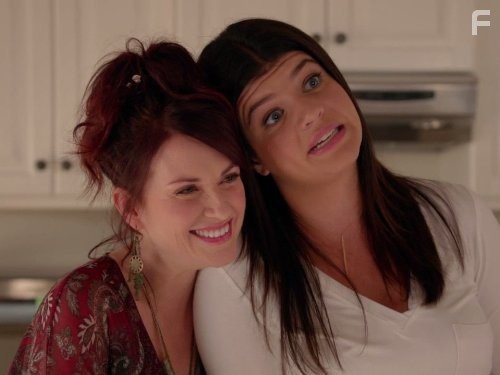 Megan Mullally and Casey Wilson in Счастливый конец (2011)