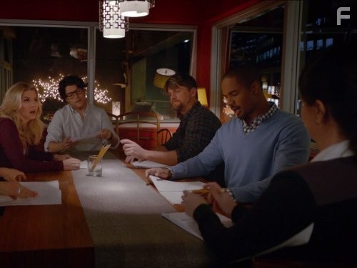 Elisha Cuthbert, Zachary Knighton, Damon Wayans Jr., Adam Pally, and Casey Wilson in Счастливый конец (2011)