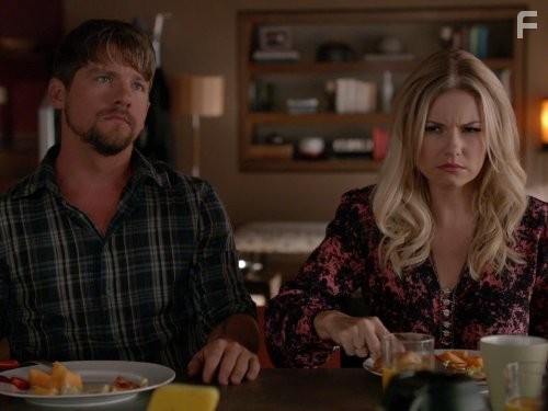 Elisha Cuthbert and Zachary Knighton in Счастливый конец (2011)