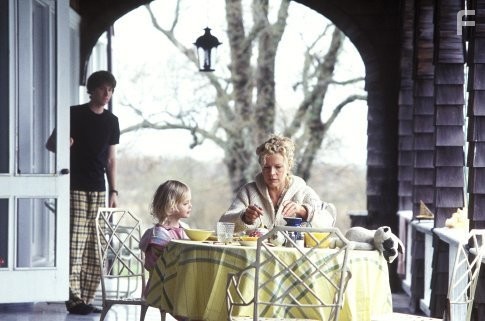 Kim Basinger, Jon Foster, and Elle Fanning in Дверь в полу (2004)