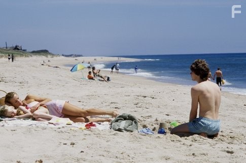 Kim Basinger, Jon Foster, and Elle Fanning in Дверь в полу (2004)