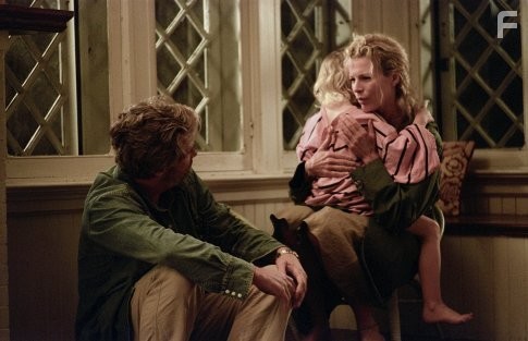 Kim Basinger, Jeff Bridges, and Elle Fanning in Дверь в полу (2004)