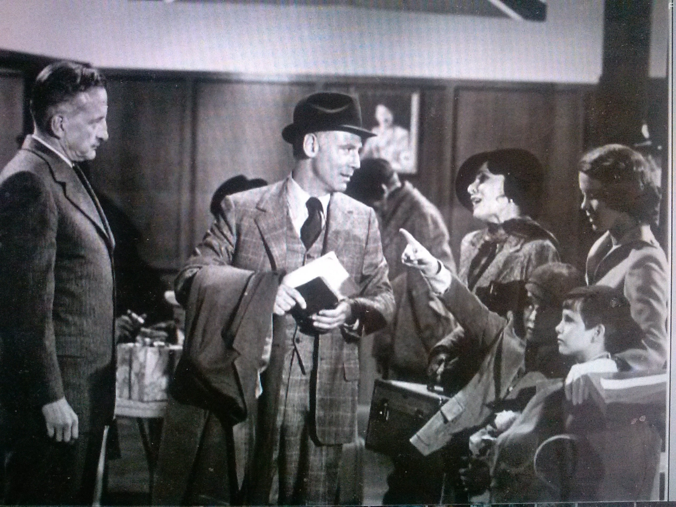 Anne Bancroft, Charles Durning, Katherine Helmond, George C. Scott, Stephen Elliott, Stephen Manley, Joanna Moore, and Jean Rasey in Гинденбург (1975)