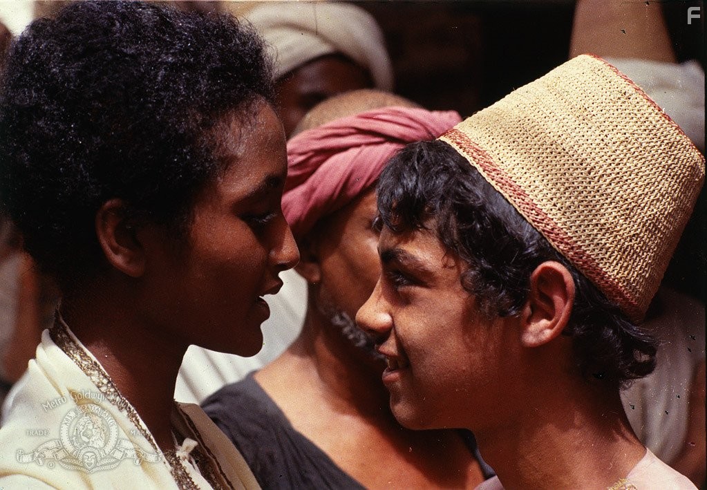 Franco Merli and Ines Pellegrini in Цветок тысяча и одной ночи (1974)