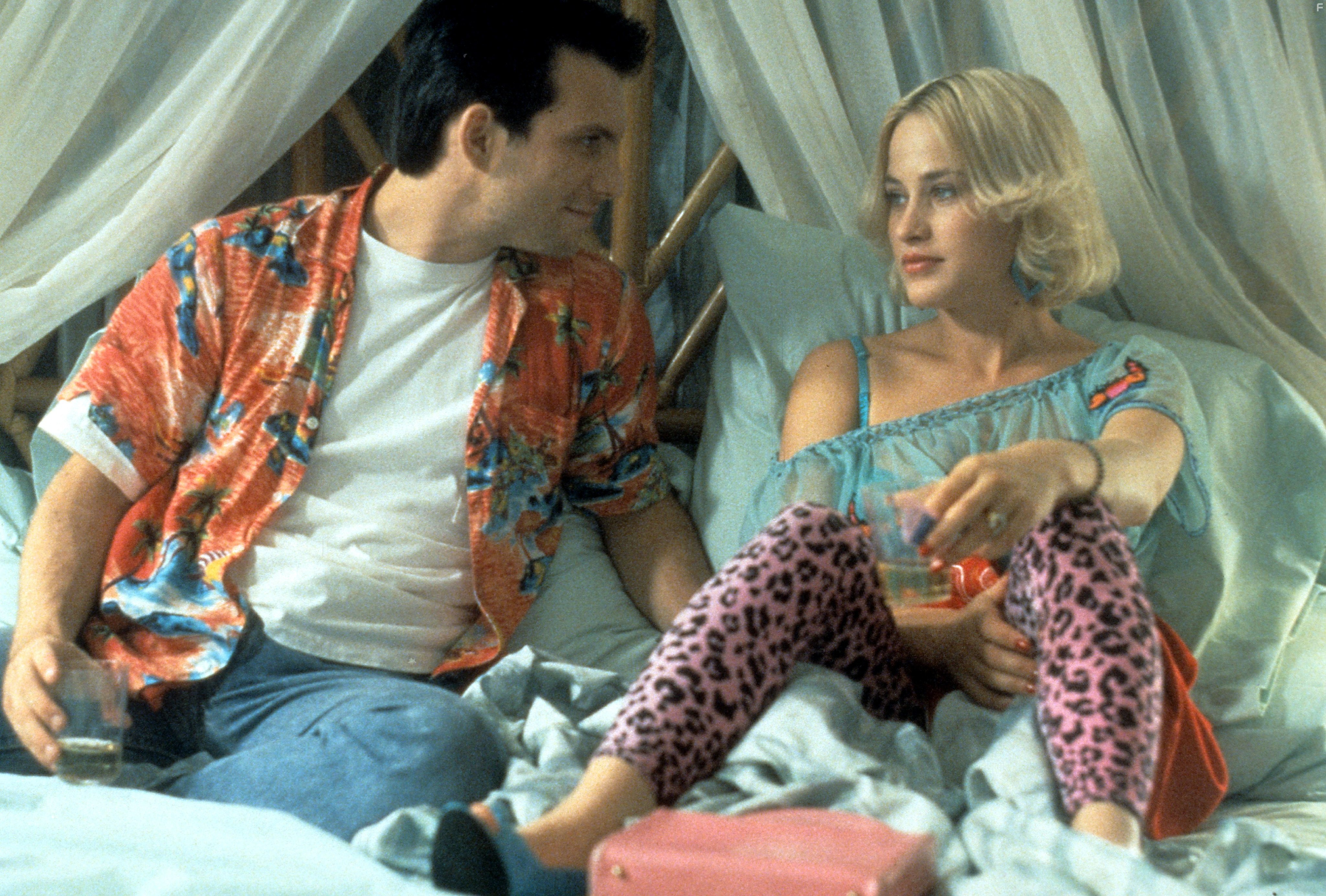 Patricia Arquette and Christian Slater in Настоящая любовь (1993)