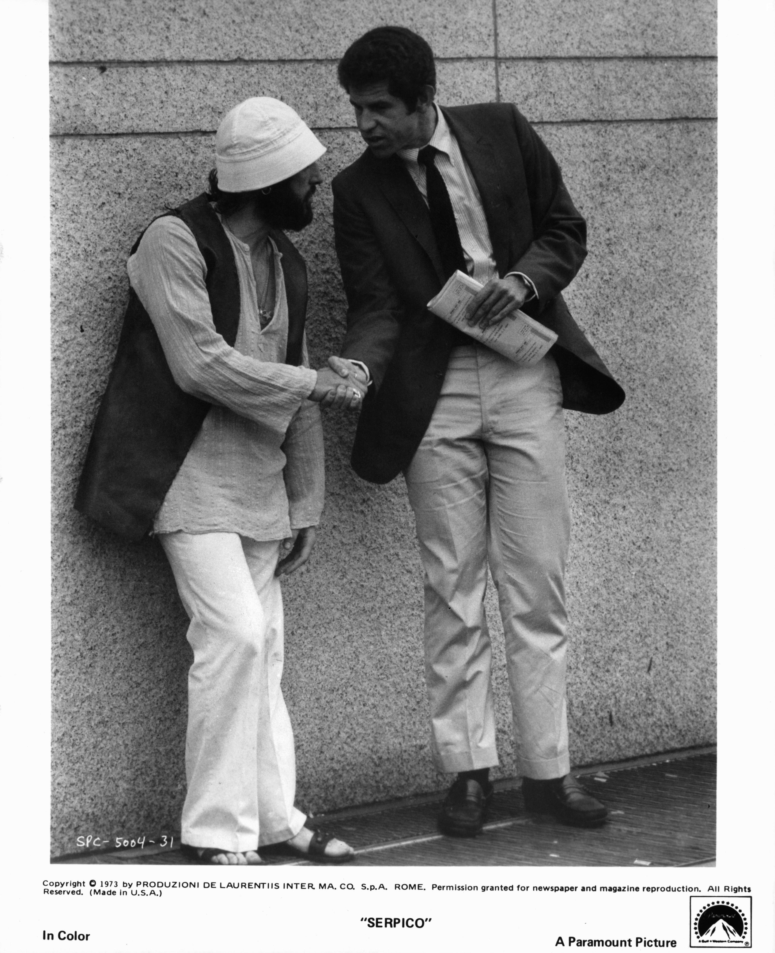 Al Pacino and Tony Roberts in Серпико (1973)