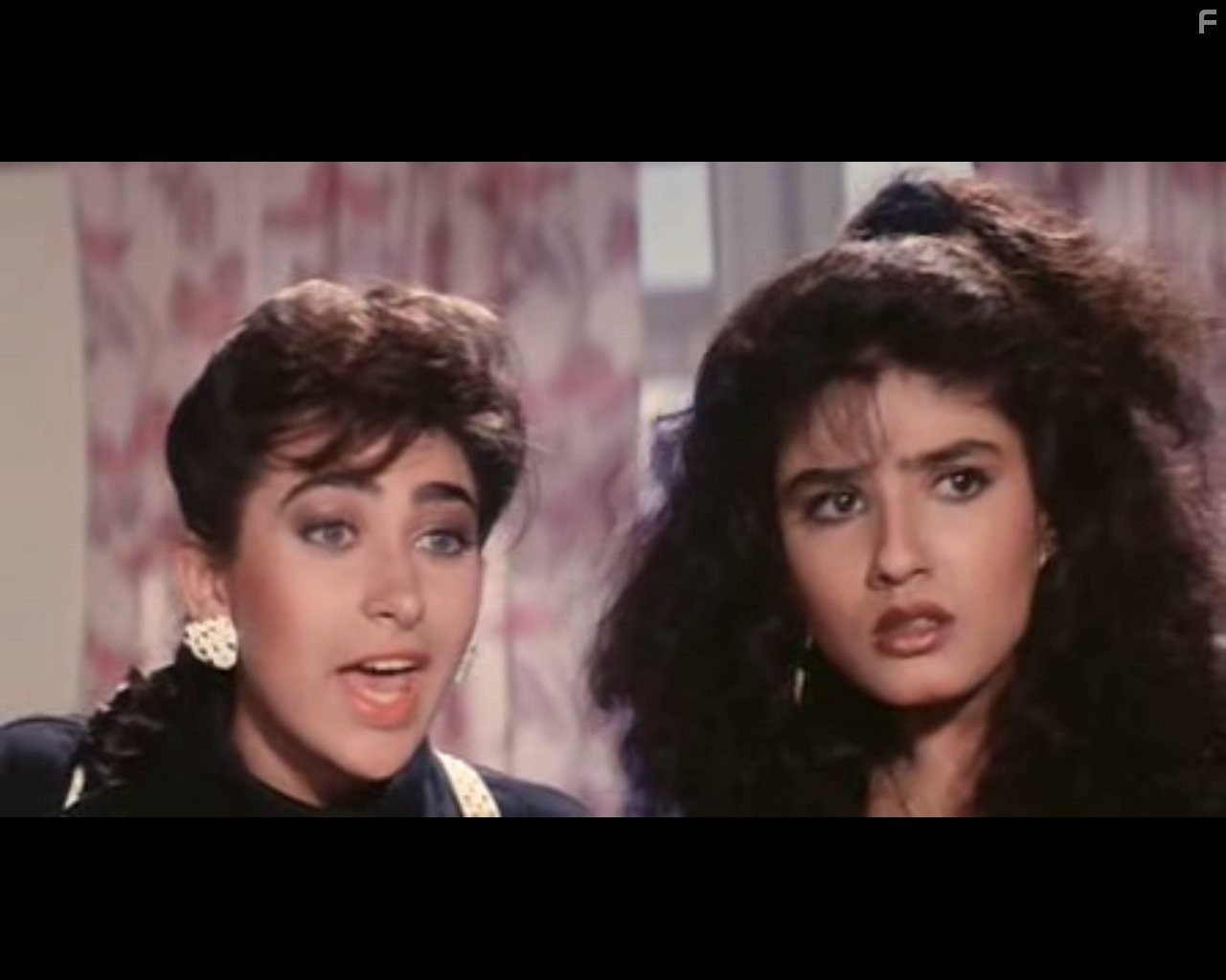 Karisma Kapoor and Raveena Tandon in Хочу жениться на дочери миллионера (1994)