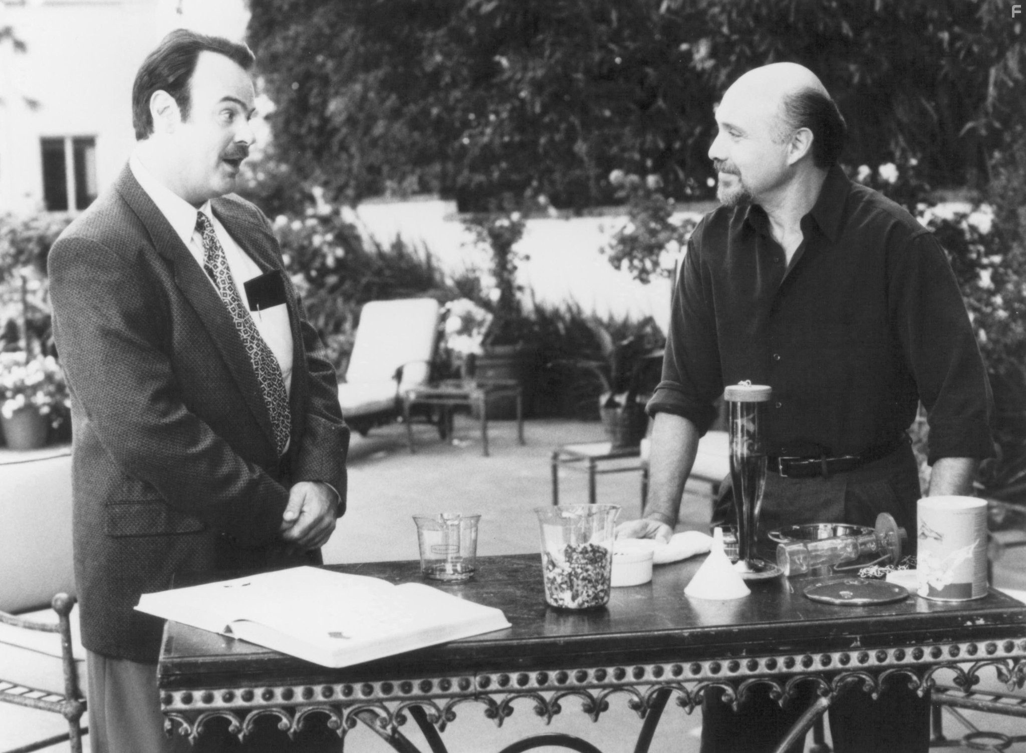 Dan Aykroyd and Hector Elizondo in Выход к Раю (1994)