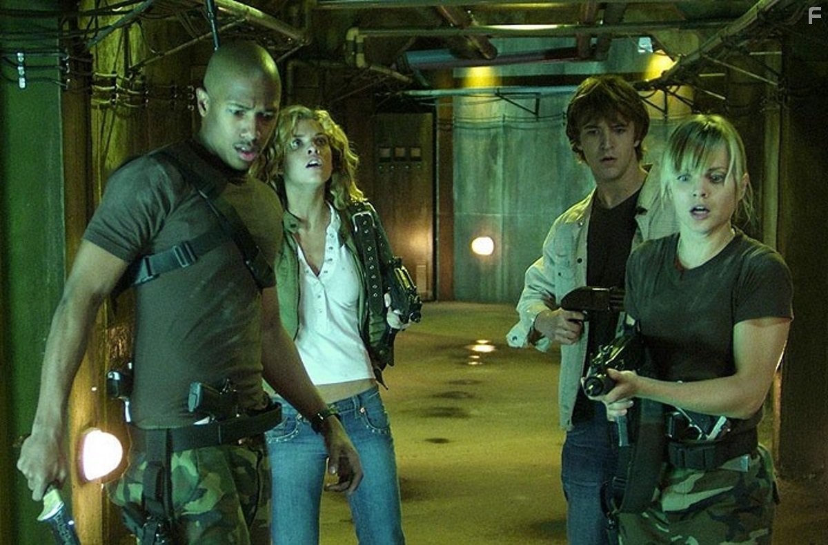 Mena Suvari, Nick Cannon, Michael Welch, and AnnaLynne McCord in День мертвецов (2008)