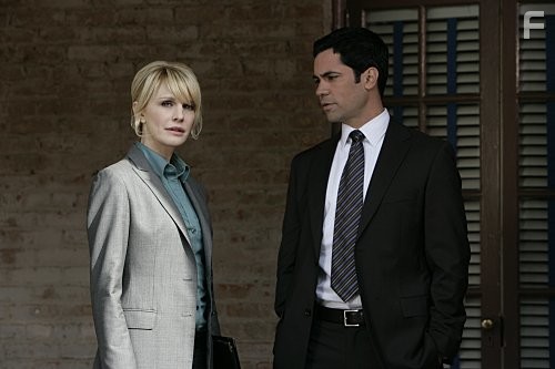 Kathryn Morris and Danny Pino in Детектив Раш (2003)