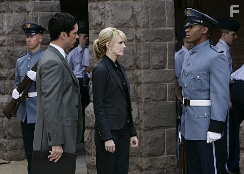 Kathryn Morris, Danny Pino, and Dennis Hill in Детектив Раш (2003)