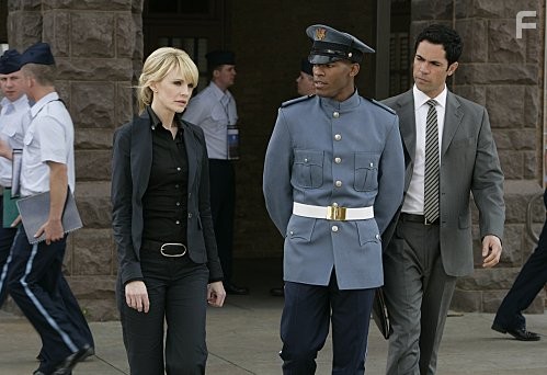 Kathryn Morris, Danny Pino, and Dennis Hill in Детектив Раш (2003)