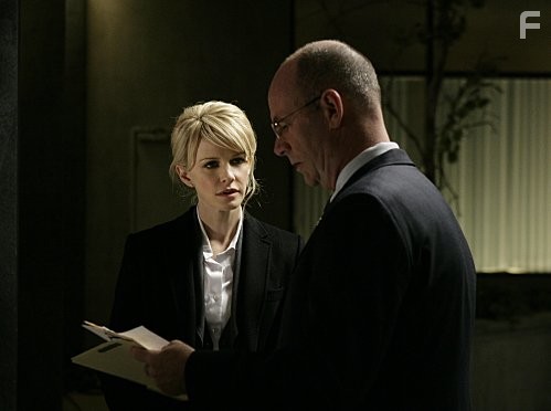 John Finn and Kathryn Morris in Детектив Раш (2003)