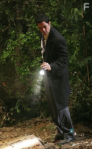 Danny Pino in Детектив Раш (2003)