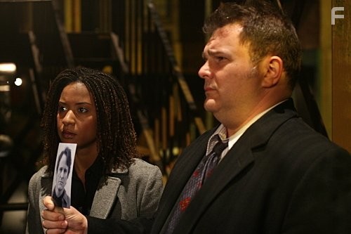 Jeremy Ratchford and Tracie Thoms in Детектив Раш (2003)