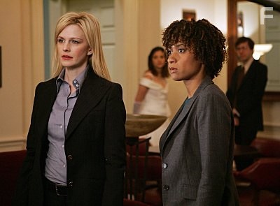 Kathryn Morris and Tracie Thoms in Детектив Раш (2003)