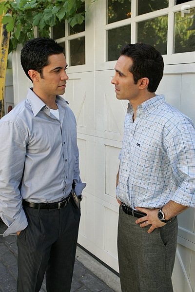 Nestor Carbonell and Danny Pino in Детектив Раш (2003)