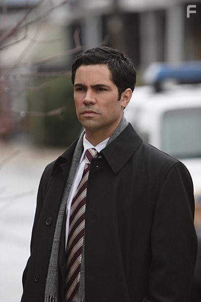 Danny Pino in Детектив Раш (2003)