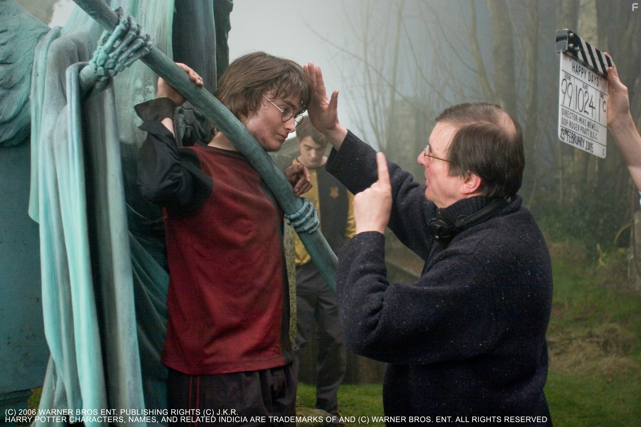 Mike Newell and Daniel Radcliffe in Гарри Поттер и кубок огня (2005)