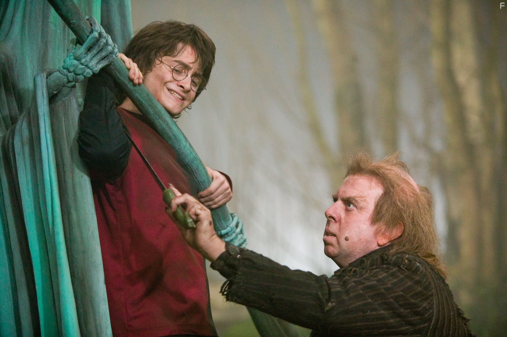 Timothy Spall and Daniel Radcliffe in Гарри Поттер и кубок огня (2005)