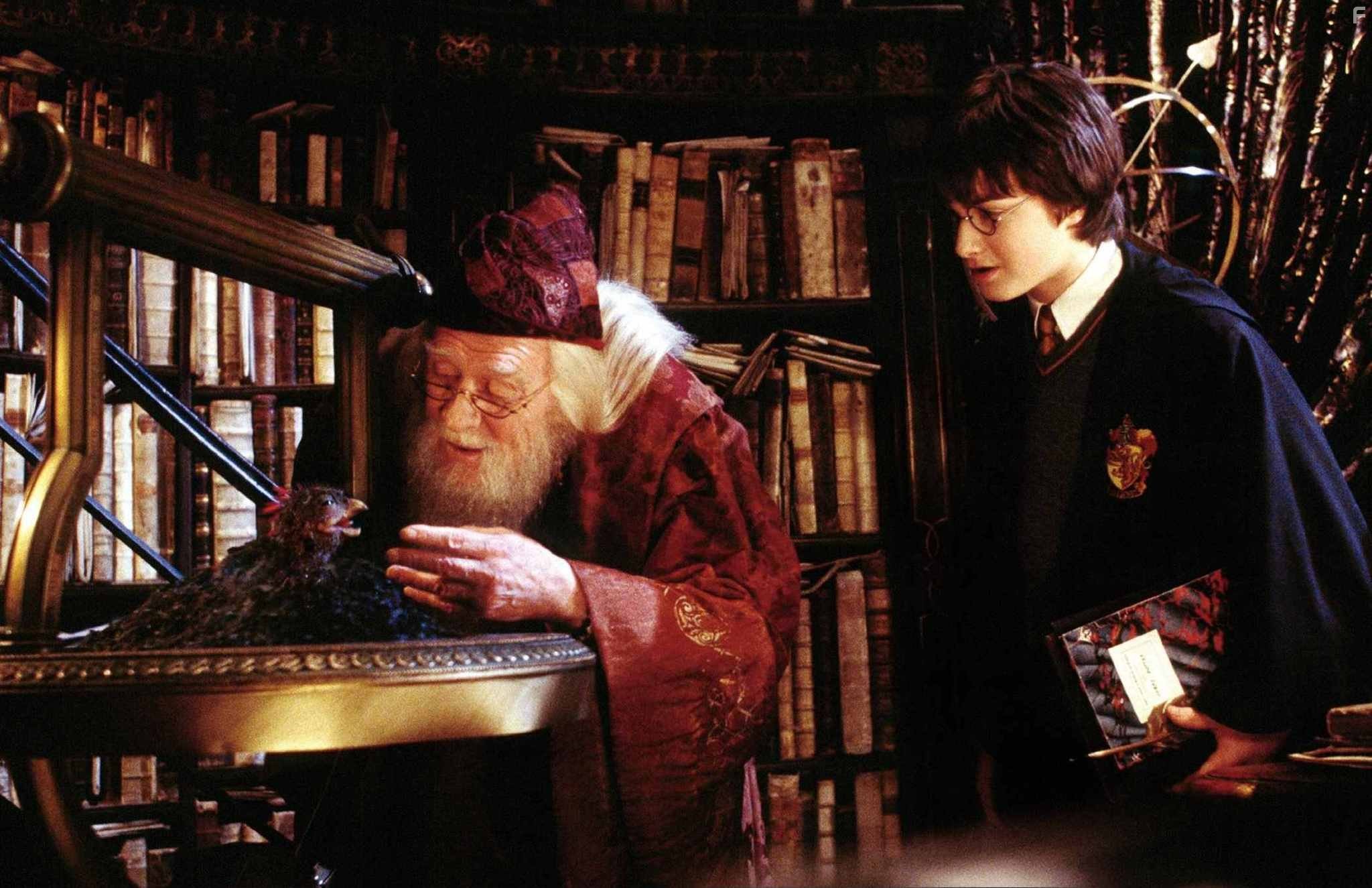 Richard Harris and Daniel Radcliffe in Гарри Поттер и тайная комната (2002)