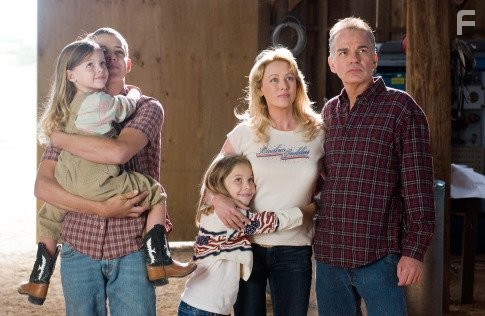 Virginia Madsen, Billy Bob Thornton, Max Thieriot, Logan Polish, and Jasper Polish in Астронавт Фармер (2006)