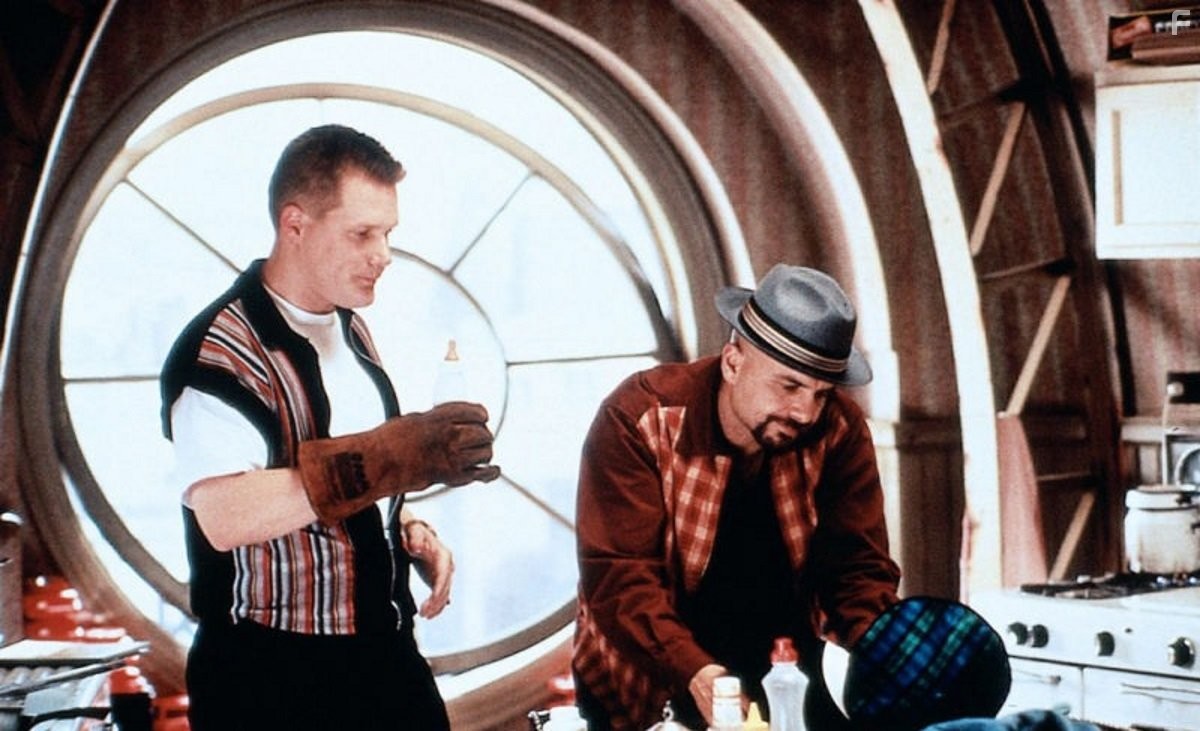 Joe Pantoliano and Brian Haley in Младенец на прогулке, или Ползком от гангстеров (1994)