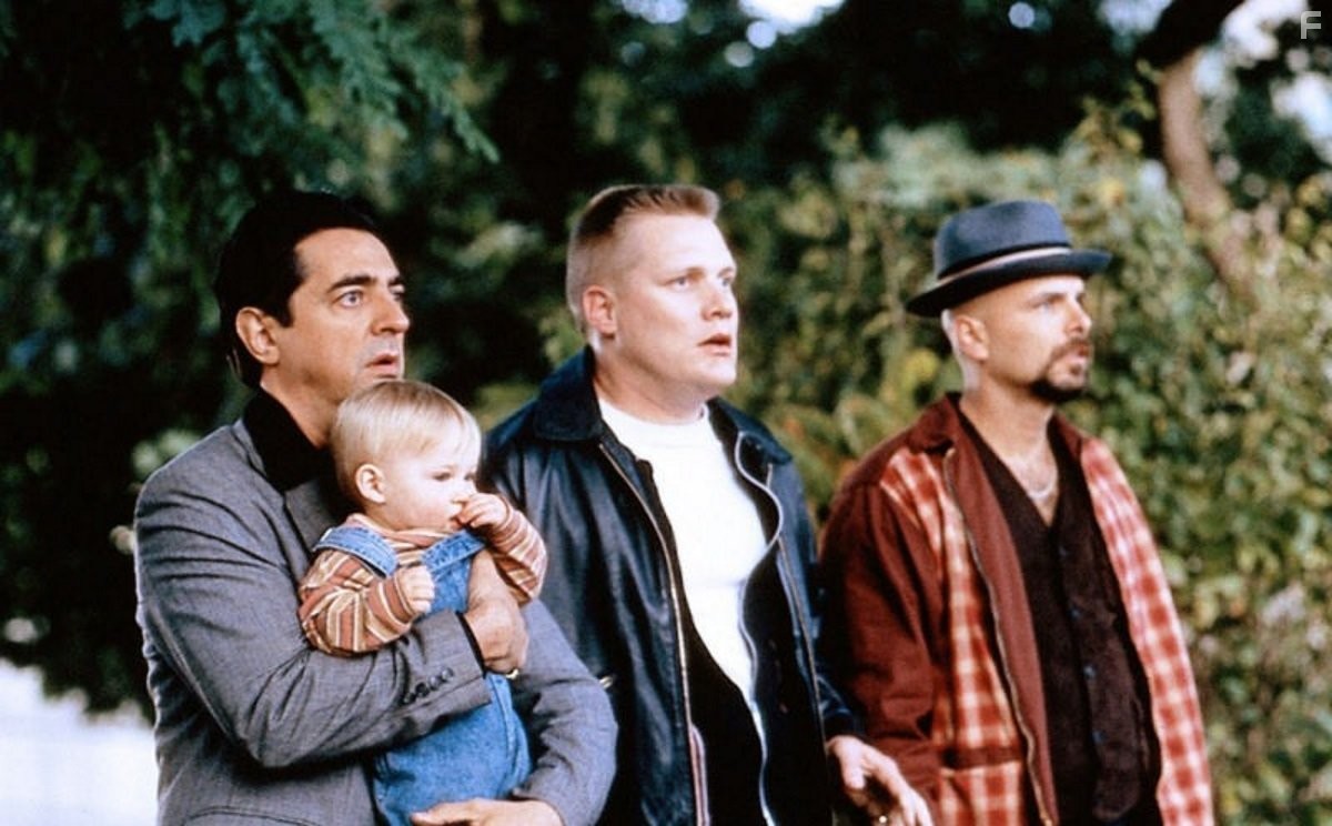 Joe Mantegna, Joe Pantoliano, and Brian Haley in Младенец на прогулке, или Ползком от гангстеров (1994)
