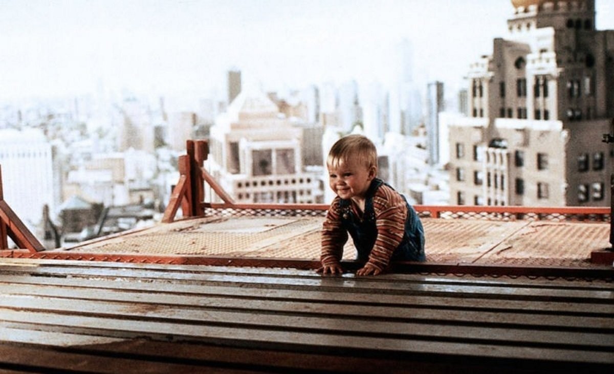 Младенец на прогулке, или Ползком от гангстеров (1994)