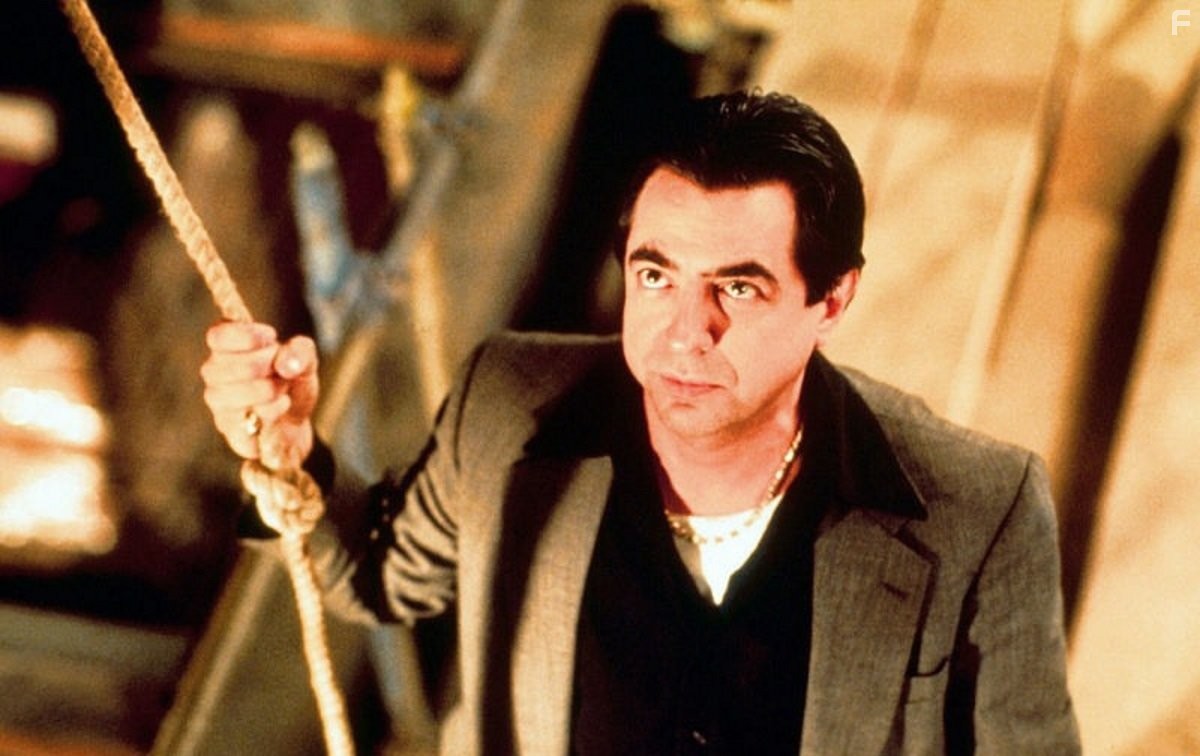 Joe Mantegna in Младенец на прогулке, или Ползком от гангстеров (1994)
