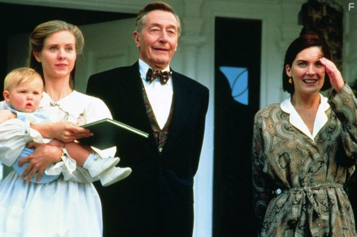 Lara Flynn Boyle, John Neville, and Cynthia Nixon in Младенец на прогулке, или Ползком от гангстеров (1994)