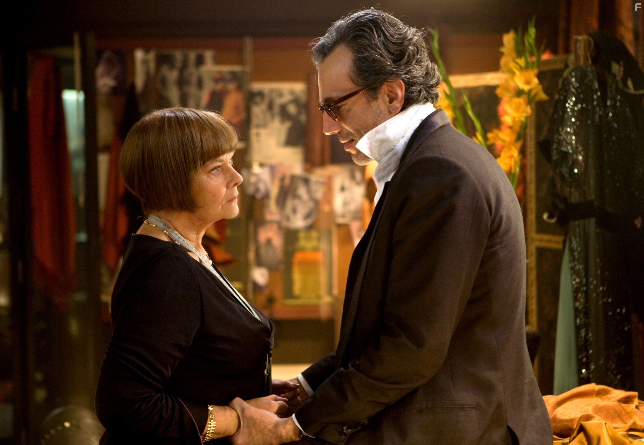 Daniel Day-Lewis and Judi Dench in Девять (2009)